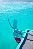 Boot im tükisfarbenen Wasser, Meer, Insel Velighanduhuraa, Malediven