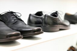 schwarze Herrenschuhe, Auslage im Schuhgeschäft