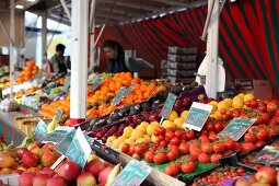 Marktstand mit Obst und Gemüse 