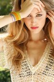 blonde Frau, lange Haare, Armband, nachdenklich