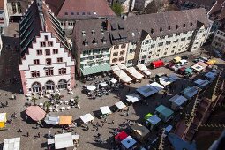 Blick vom Münster auf den Münster- platz, Altstadt