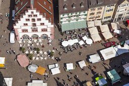 Blick vom Münster auf den Münster- platz, Altstadt