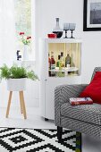 Kontrastreiches Wohnzimmer in Rot, Grau und Weiß mit Sessel & Barschrank