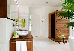 Bad mit Waschtisch aus Holz, Akazienholz, grüne Accessoires