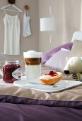 Frühstück im Bett, Tablett mit beleg tem Brötchen, Kaffee, Marmelade