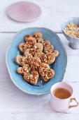 Caramel hearts with cashew nuts