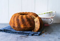 Baking with stevia: Tyrolean nut Bundt cake