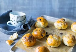 Baking with stevia: sweet breakfast rolls with raisins