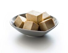 Tofu in Würfeln geschnitten in einer Schale
