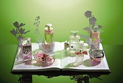 Verschiedene Parfumflakons vor grünem Hintergrund