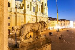 Deutschland, München, Odeonsplatz mit der Feldherrenhalle