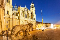 Deutschland, München, Odeonsplatz mit der Feldherrenhalle