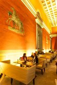 Deutschland, München, Italienische Arkaden mit Café opera