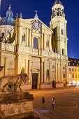 Deutschland, München, Odeonsplatz mit der Feldherrenhalle