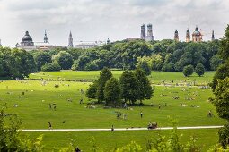 Deutschland, München, Sonnenbaden im Englischer Garten. 