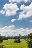 Deutschland, München, Sonnenbaden im Englischer Garten. 