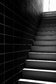 Treppe vor gefliester Wand