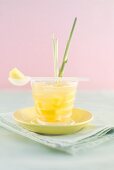 Ananasbowle mit Zitronenglas
