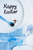 Schriftzug Happy Easter auf Teller