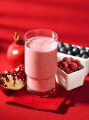 Smoothie mit Beeren und Granatapfel