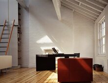 Mächtiger Designer Schreibtisch in Fabrikhalle