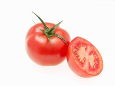 Ganze und halbe Tomate