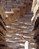 Auskragende Treppenstufen vor rustikaler Natursteinwand
