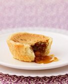 Butter tart with maple syrup and raisins (cookies, Canada)