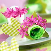 ter table decorations with hyacinths flowers and chick figures