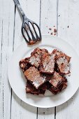 Erdnussbutter-Brownies auf Teller