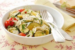 Pasta mit Zucchini, Kirschtomaten, Kräutern und Parmesan