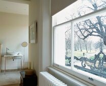 Modernisierter Schlafraum mit Bad ensuite und Blick durch Fenster in Garten