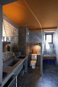 Rustikal modernes Bad mit Natursteinwand und gelb getönter Decke