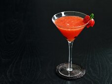 Bloodhound Cocktail mit Gin, Vermouth und Erdbeeren