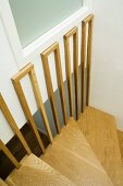 Holztreppe in einem Treppenhaus