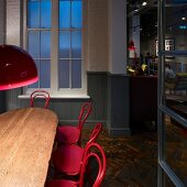 Altbau-Charme mit pinkfarbenen Lampen und Kaffeehausstühlen in Londoner Coffee Bar