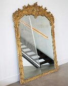 Treppe mit Treppenlauf spiegelt sich in barockem Spiegel