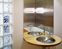 Waschtisch mit Spiegel in Bad mit Glasbausteinen