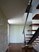 Treppenhaus mit Holztreppe