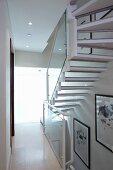 Helles Treppenhaus mit Geländer aus Glastreppe