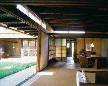 Holzhaus im japanischen Stil und offener Schiebetür mit Blick in Innenhof