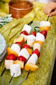 Marshmallow and fruit skewers (to barbecue)