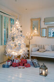Weihnachtsstimmung - weisser Tannenbaum und Geschenke in Zimmerecke eines ländlichen Wohnraumes