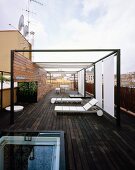 Moderne Terrasse mit Eingang durch verschiebbaren, gläsernen Dachausstieg und mit Terrassenmöbeln und Sonnenschutz