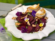Rote-Bete-Salat mit Ziegenkäsetoast