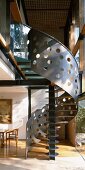 Galerie in Wohnraum - Stahlblech mit unregelmässig ausgestanzten Kreisen als Geländer einer modernen Wendeltreppe