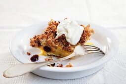 Sweet vanilla bake with nuts and cream