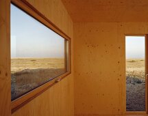 Holzverkleideter Raum mit Ausblicken auf die Landschaft
