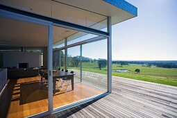 Haus mit Glasfront zu der Terrasse