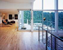 Grosses Wohnzimmer mit Glasfront und Balkon